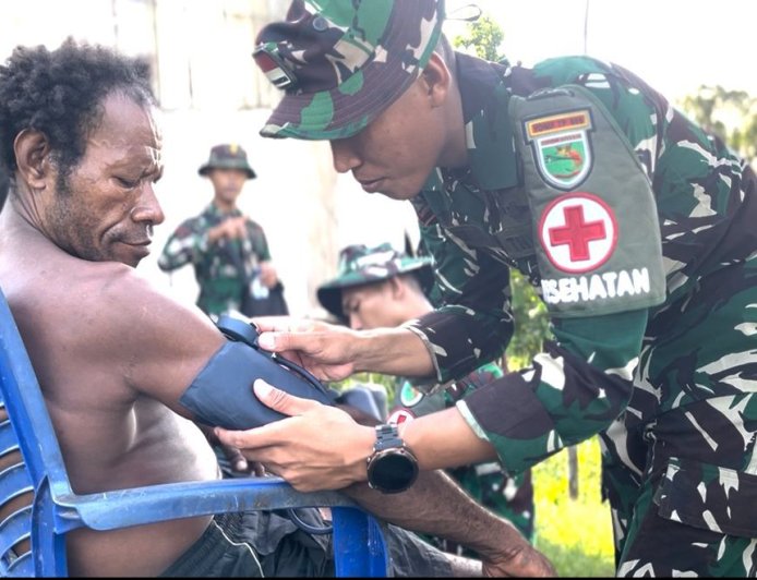 Tingkatkan Kesejahteraan Masyarakat, Yonif TP 809 Gelar Cek Kesehatan Di Desa Wapoania