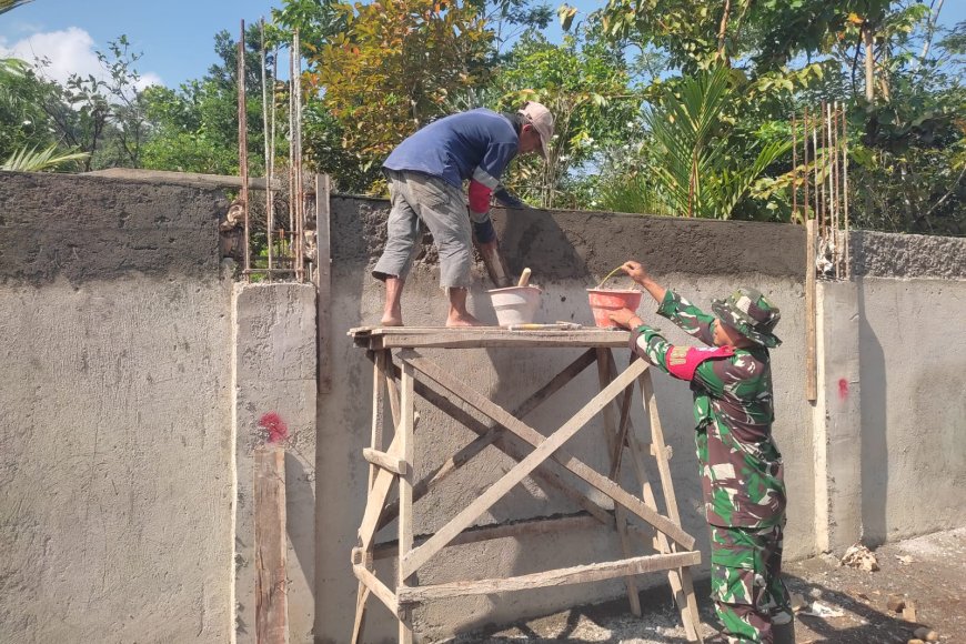 Babinsa Koramil 12 Sigaluh Dampingi Pembangunan KDKMP di Desa Singamerta