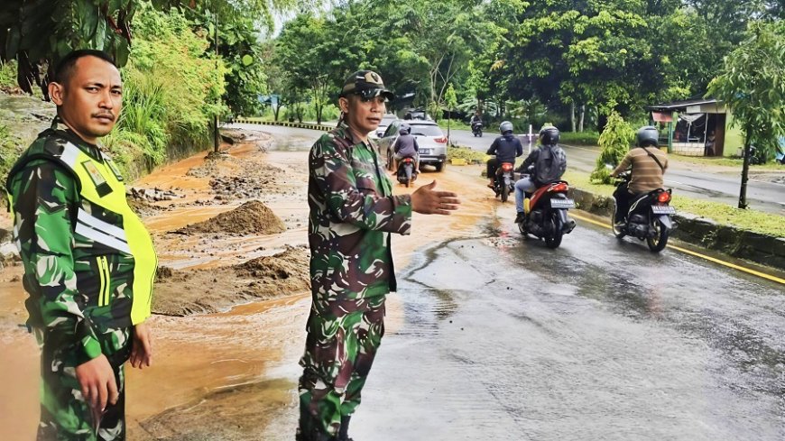 Longsor Jalur Abepura-Sentani, Babinsa Sigap Atur Lalu Lintas Minimalisir Kecelakaan