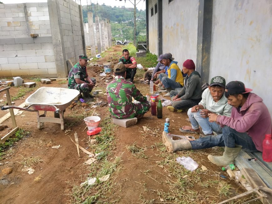 Babinsa Berikan Motivasi Pekerja Pembangunan KDKMP di Desa Penusupan