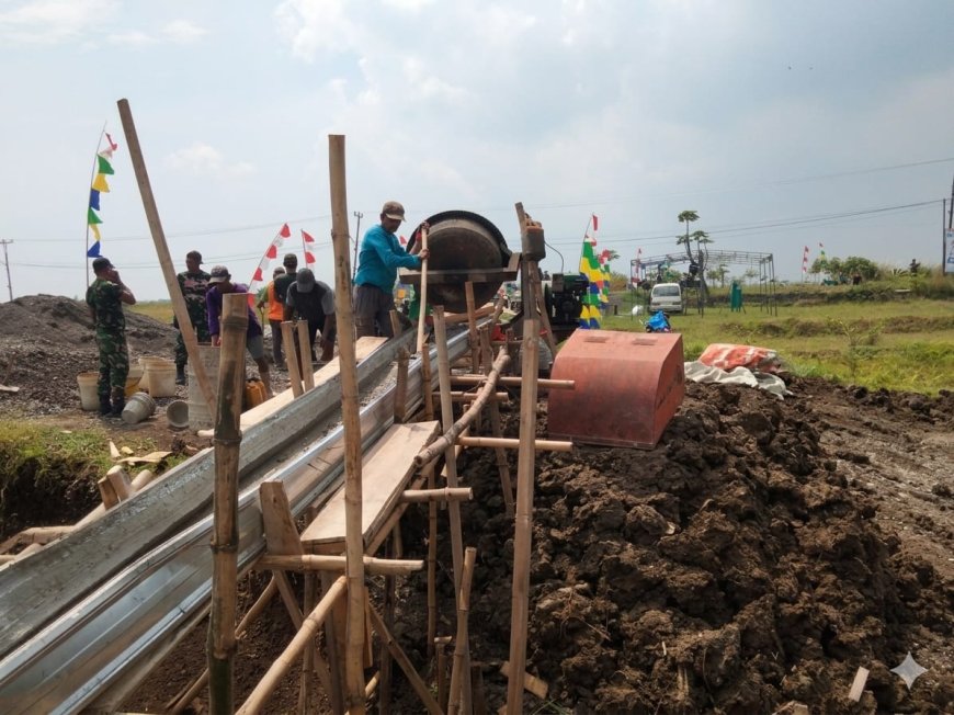 Gotong Royong Babinsa dan Warga, Pengecoran Tiang Angkur Jembatan Gantung Garuda Terus Dikebut
