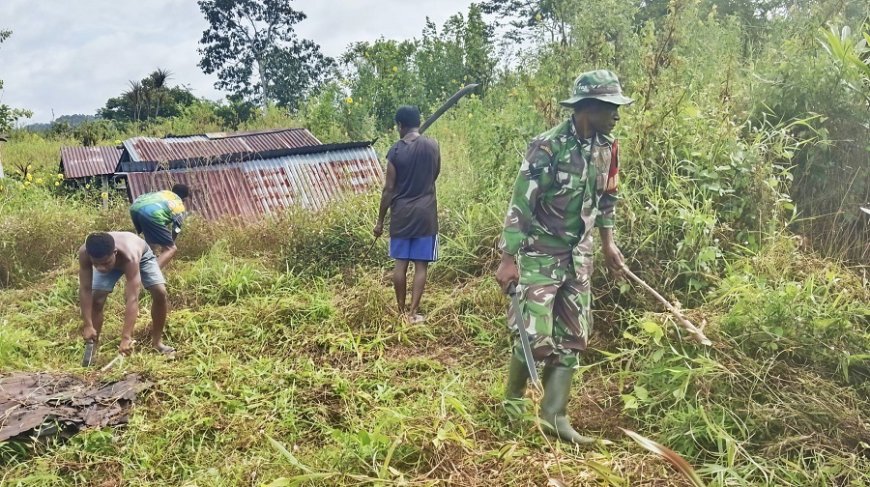 Kepedulian Babinsa Web, Ajak Warga Bersihkan Pemakaman Umum
