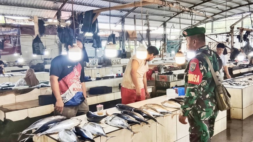 Stabil Pasca Lebaran, Babinsa Abepura Pantau Harga Sembako Pasar Regional Otonom