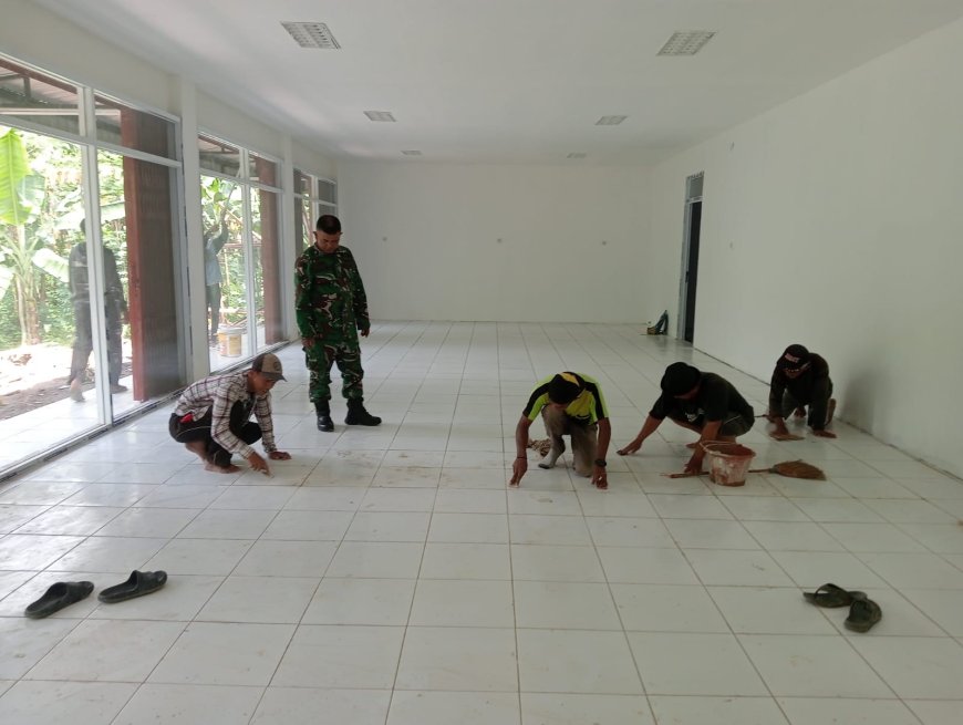 Babinsa Desa Wanakarsa Awasi Pembangunan KDKMP Fokus Pekerjaan Lantai Gudang 