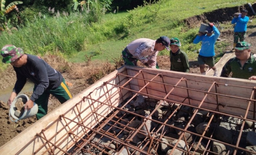 Gotong Royong Pengecoran Jembatan Gantung Garuda di Kali Wuri