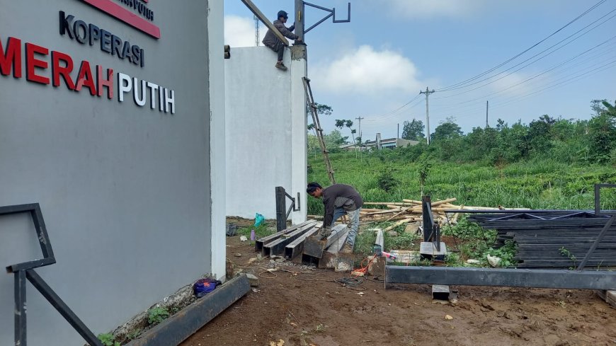 Babinsa Dampingi Progres Pembangunan KDKMP Desa Karangondang