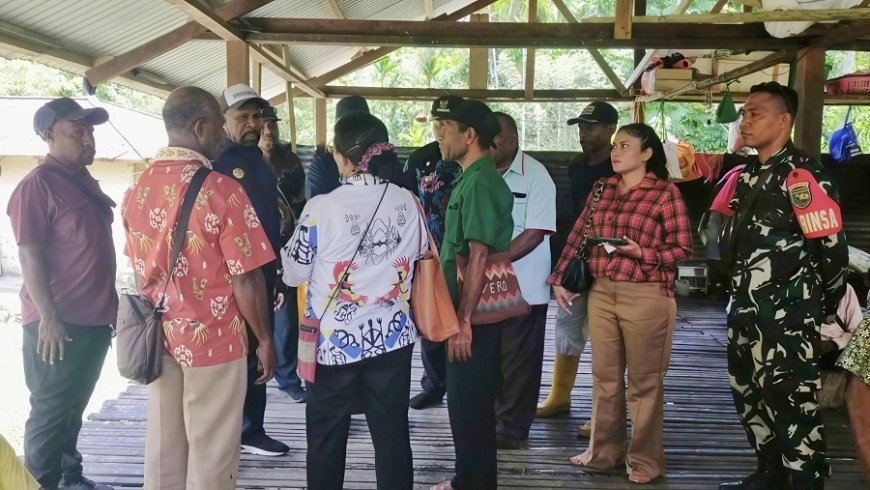 Banjir di Kemtuk Gresi, Babinsa Dampingi Bupati Jayapura Tinjau Warga Terdampak