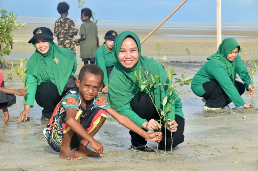 Peduli Kelestarian Lingkungan, Persit Kodim Merauke Tanam Ratusan Mangrove di Pantai Payum