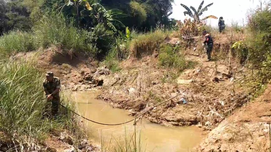 Pemasangan Seling Bawah Jembatan Gantung Garuda Kali Wuri Terus Berlanjut
