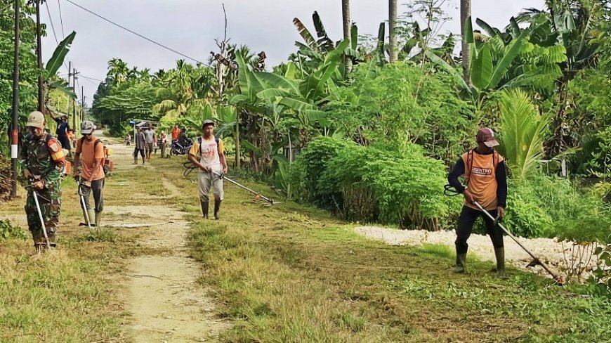 Wujudkan Lingkungan Bersih dan Sehat, Babinsa dan Warga Gelar Kerja Bakti