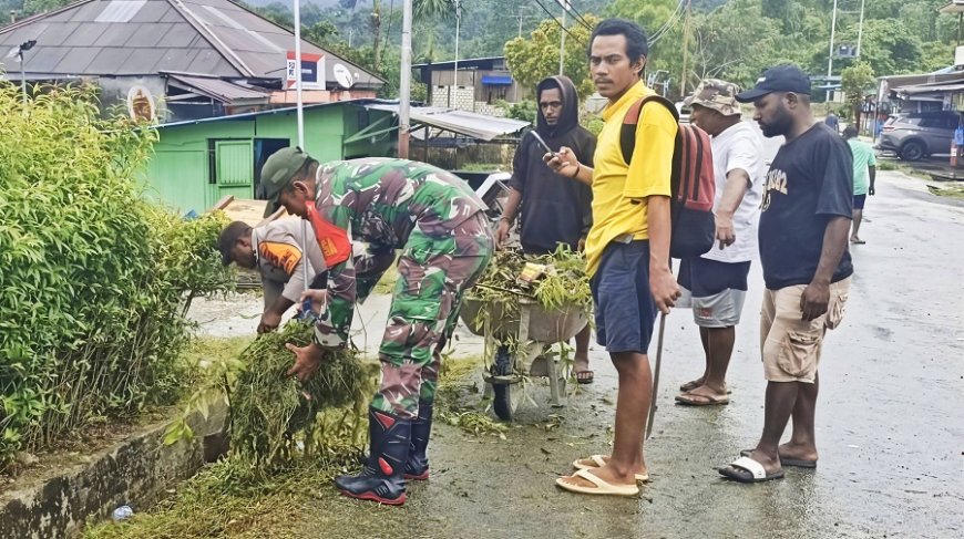 Babinsa dan Bhabinkamtibmas Kompak, Warga Demta Antusias Ikut Gotong Royong