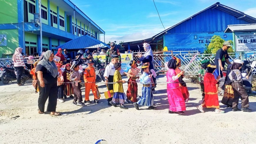 Pawai Hari Kartini, Babinsa Tanamkan Kemandirian pada Anak Sejak Dini