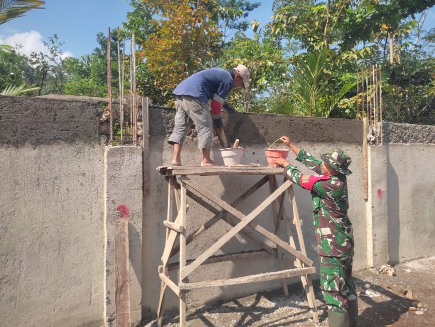 Babinsa Koramil 12 Sigaluh Dampingi Pembangunan KDKMP di Desa Singamerta