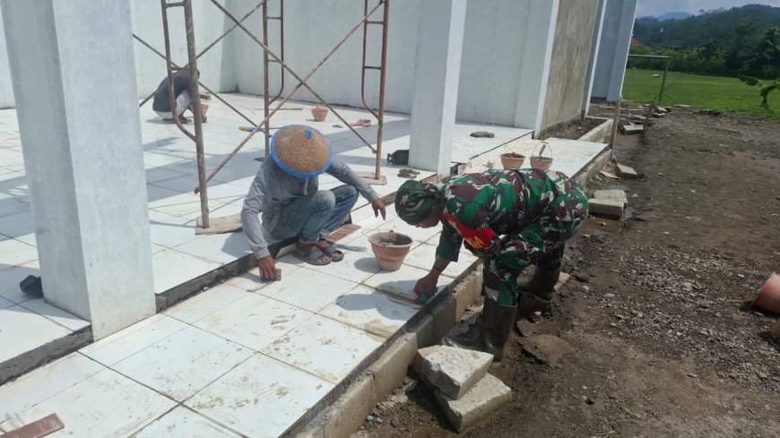 Babinsa Koramil 12 Sigaluh Awasi Pembangunan KDKMP di Desa Randegan