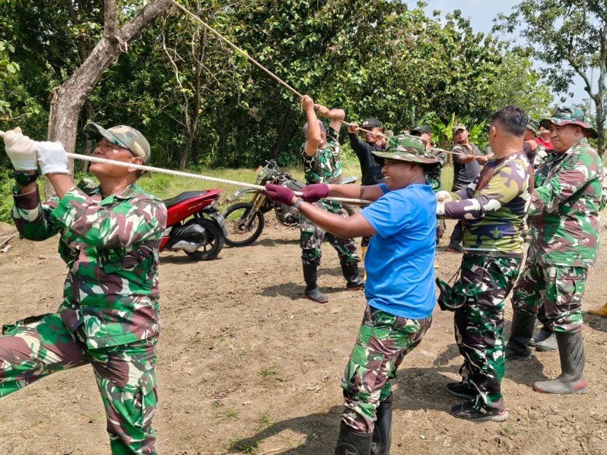 Gotong Royong Penarikan Seling Utama Jembatan Perintis Garuda di Desa Gembongdadi
