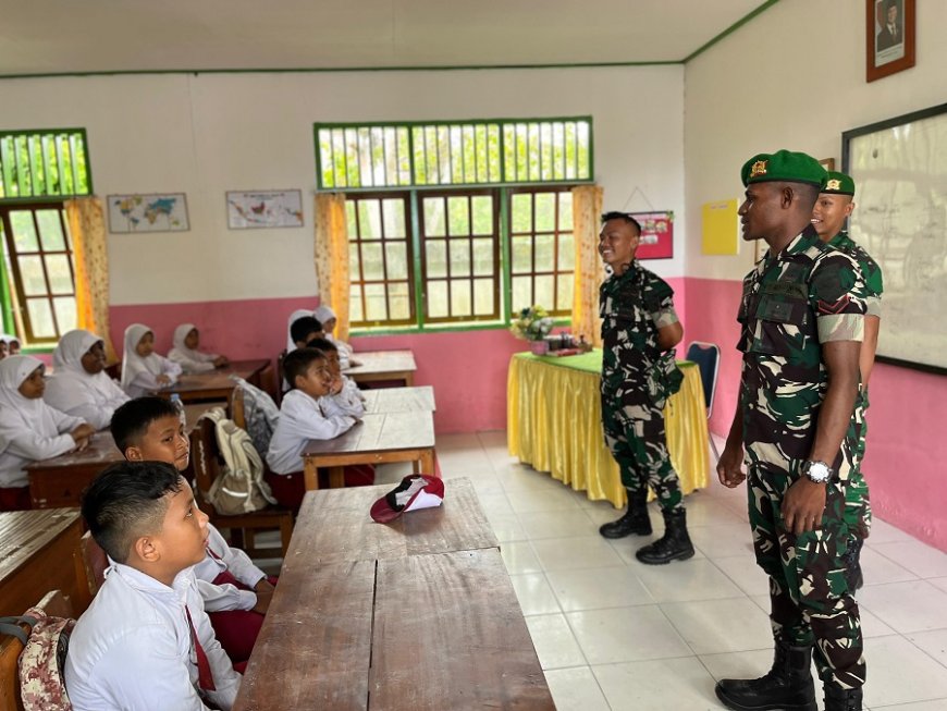 Prajurit Yonif TP 860/NSK Jadi Guru Dadakan, Ajak Siswa Tanamkan Cinta Tanah Air