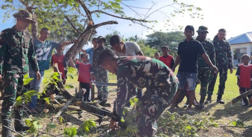 Wujudkan Lingkungan Sekolah Sehat, Yonif TP 809/NTM Gelar Karya Bakti di SD Satu Atap Kasukwe