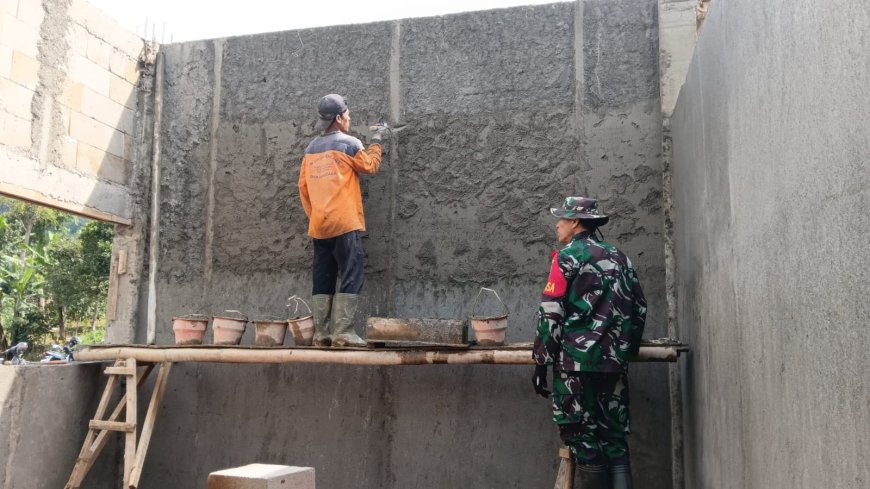 Babinsa Koramil 18 Pagentan Awasi Pembangunan KDKMP di Desa Kasmaran