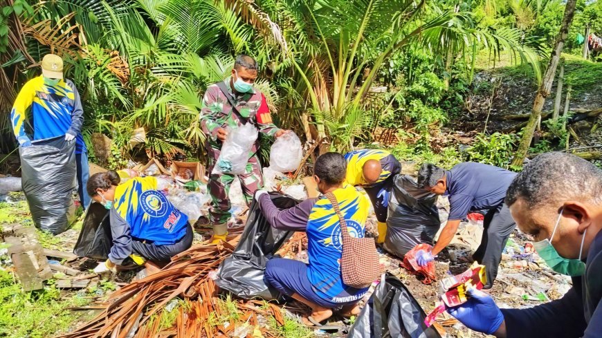 Komunitas Pecinta Alam dan Babinsa Gotong Royong Bersihkan Fasilitas Publik