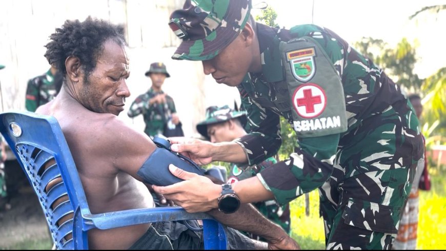 Tingkatkan Kesejahteraan Masyarakat, Yonif TP 809 Gelar Cek Kesehatan Di Desa Wapoania