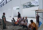 Babinsa Wanadadi Dampingi Pembangunan Atap KDKMP di Desa Medayu