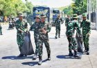 TNI Turun ke Jalan Bersihkan Puing Pulihkan Kondisi Pasca Kericuhan Oknum Suporter