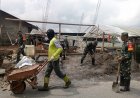 Babinsa Koramil 16/Pejawaran Bantu Pembangunan Rumah Tidak Layak Huni