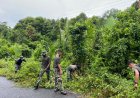 Prajurit Yonif TP 860/NSK Gotong Royong Bersihkan Jalan Kampung Uri - Botawa, Warga Beri Apresiasi Tinggi