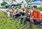 Babinsa dan Bhabinkamtibmas Bersama Warga Kompak Kerja Bakti Bersihkan Lingkungan