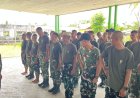 Prajurit Yonif TP 860/NSK Bersihkan Masjid dan Sholat Jumat Bersama Warga di Waropen