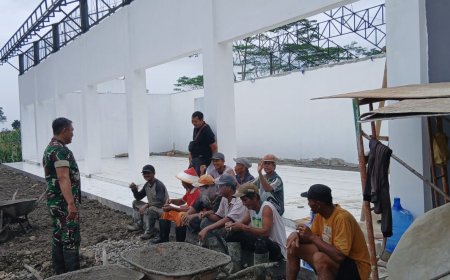 Babinsa Wanadadi Dampingi Pembangunan Atap KDKMP di Desa Medayu