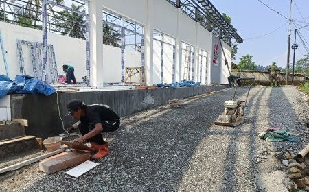 Babinsa Punggelan Dampingi Pembangunan KDKMP di Desa Petuguran