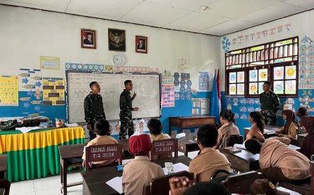 Kegiatan Sosialisasi Mengajar Bahasa Inggris Oleh Prajurit Yonif TP 860/NSK di SD Negeri Inpres 1 Waren