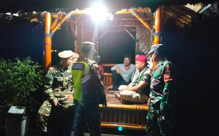 Sinergi TNI dan Warga Ronda Di Pos Siskamling Desa Wanadadi