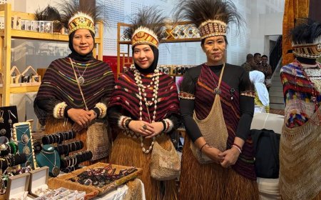 Eksotisme Papua Memukau Panggung Fashion Show Nasional Melalui Paduan Batik, Mutiara, dan Noken