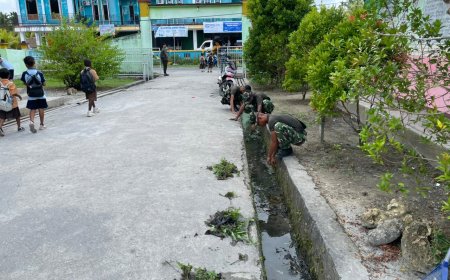 TNI Manunggal Rakyat, Prajurit Yonif 860/NSK Bersihkan SD Inpres N 1 Waropen demi Lingkungan Belajar Asri