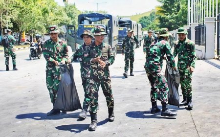 TNI Turun ke Jalan Bersihkan Puing Pulihkan Kondisi Pasca Kericuhan Oknum Suporter