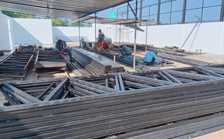Babinsa Punggelan Dampingi Pengelasan dan Pengecatan Kuda-Kuda KDKMP