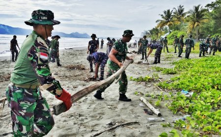 Jaga Ikon Wisata Papua, TNI dan Masyarakat Bersihkan Pantai Holtekamp Peringati HUT Kodam Cenderawasih