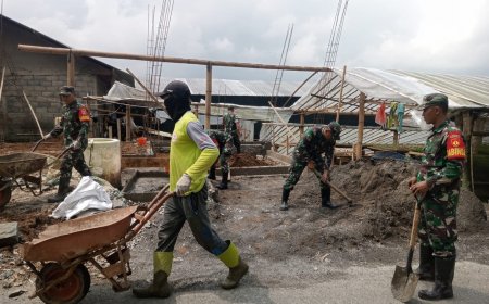 Babinsa Koramil 16/Pejawaran Bantu Pembangunan Rumah Tidak Layak Huni