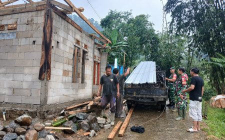 Anggota Koramil 17 Wanayasa Kerja Bakti Bantu Bangun Rehab RTLH