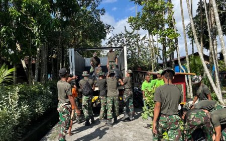 Jumat Bersih di Pesisir Waropen, Prajurit Yonif TP 860/NSK dan Warga Bersatu Rawat Lingkungan Pantai
