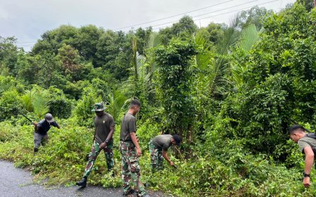 Prajurit Yonif TP 860/NSK Gotong Royong Bersihkan Jalan Kampung Uri - Botawa, Warga Beri Apresiasi Tinggi
