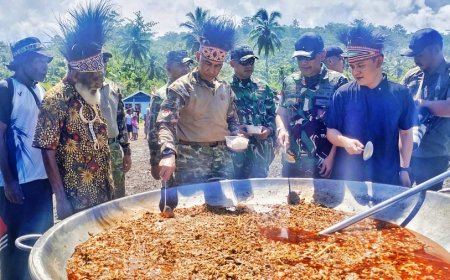 “Merajut Kebhinnekaan dan Persatuan” Kuali Merah Putih Bobon Santoso Satukan Warga Perbatasan