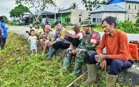 Babinsa dan Bhabinkamtibmas Bersama Warga Kompak Kerja Bakti Bersihkan Lingkungan