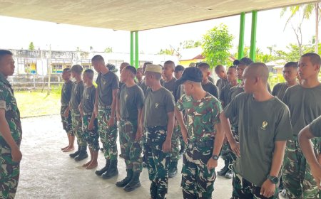 Prajurit Yonif TP 860/NSK Bersihkan Masjid dan Sholat Jumat Bersama Warga di Waropen