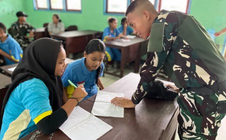 Tentara Kreatif Mengajar dengan Hati, Prajurit Yonif TP 860/NSK Bangkitkan Semangat Belajar Siswa di Waropen