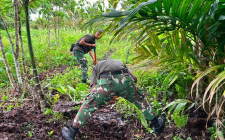 Prajurit Yonif TP 860/NSK dan Warga Kompak Jumat Bersih Bangun Drainase Cegah Banjir
