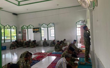 Jumat Penuh Berkah, Prajurit Yonif TP 860/NSK Shalat Bersama Warga di Masjid Al-Falah
