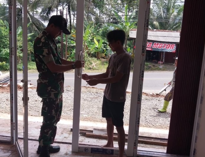 Babinsa Koramil 12 Sigaluh Awasi Pembangunan KDKMP di Desa Sigaluh